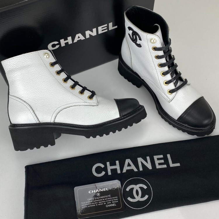 CHANEL GRAİNED CALFSKİN CC ANKLE BOOTS BEYAZ